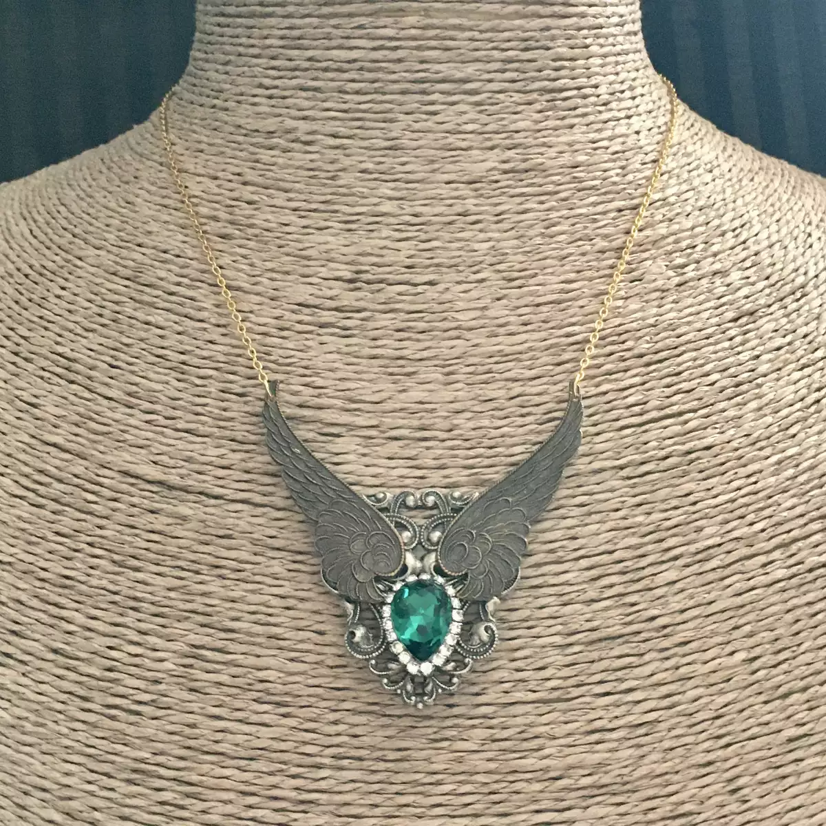 "Théa" emerald