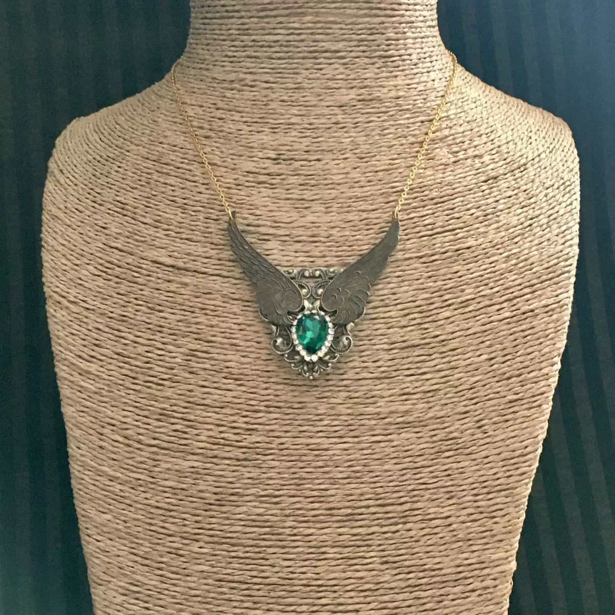 "Théa" emerald