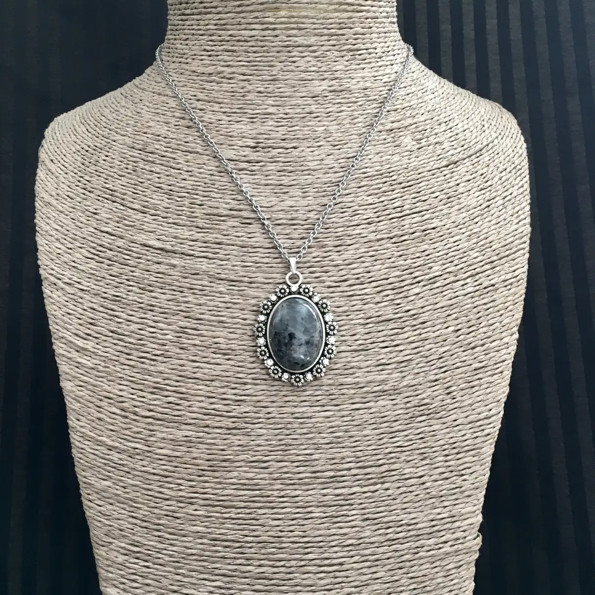 "Kanah" pendentif d'inspiration baroque
