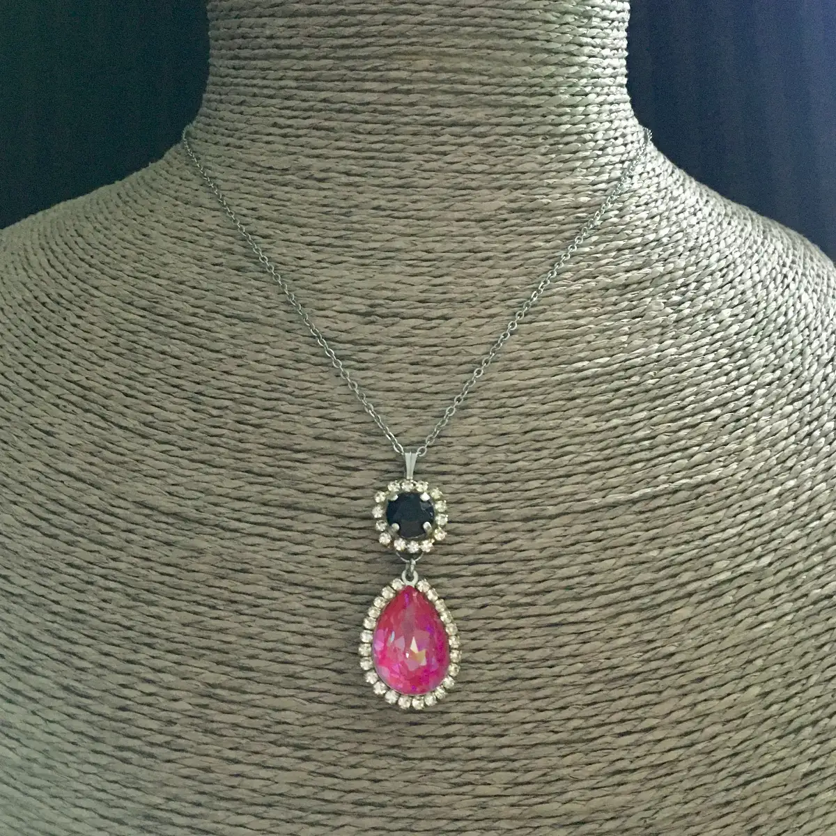 "Marie-Antoinette" jet/royal red delite