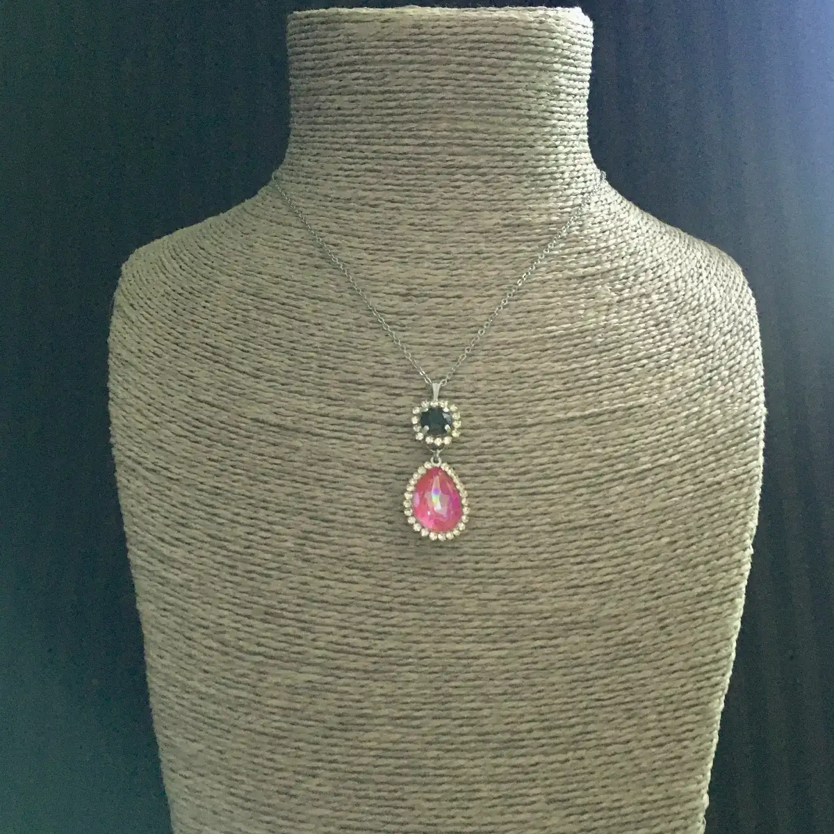 "Marie-Antoinette" jet/royal red delite